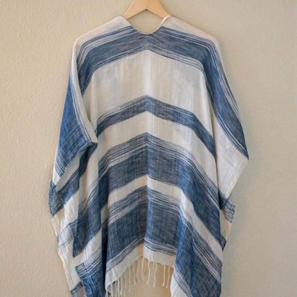 SOLD 💥 Ecote UO Shawl - Picture 4 of 4